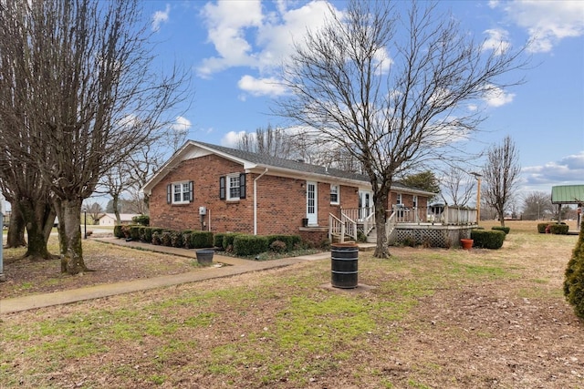 view of front facade featuring a deck and a front lawn