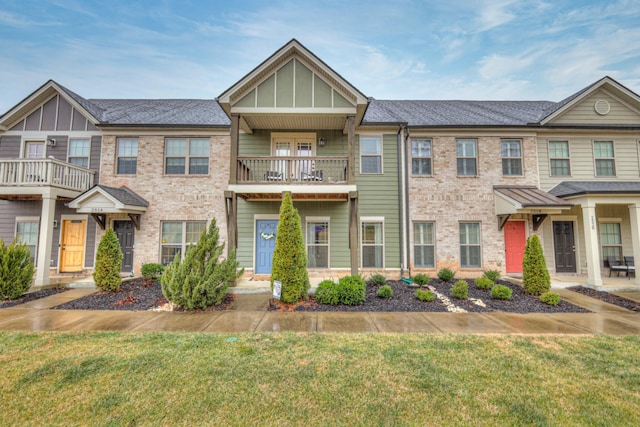 townhome / multi-family property featuring a front yard