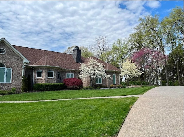 view of front of house featuring a front yard