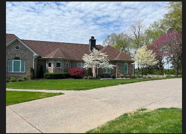 view of front of home with a front lawn