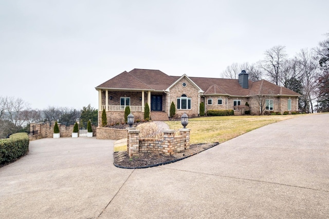 view of front of property featuring a porch and a front yard