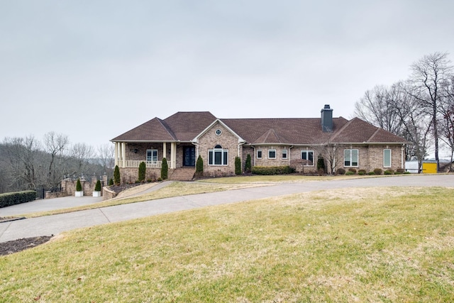 view of front of house featuring a porch and a front yard