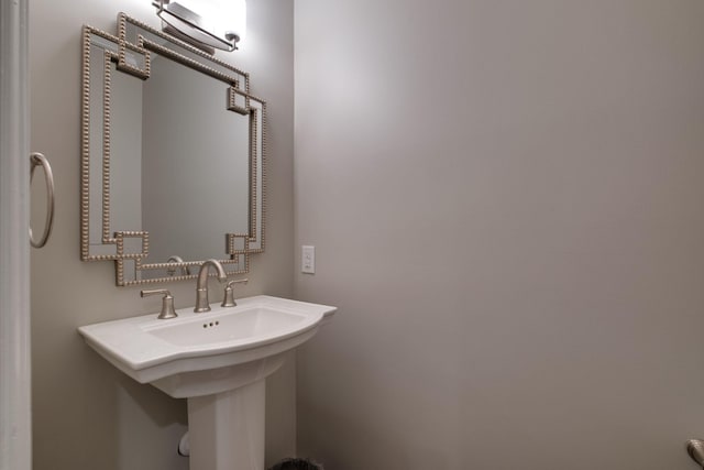 bathroom featuring sink