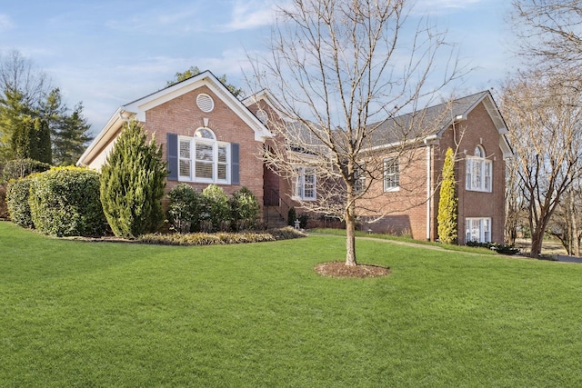 view of front of property featuring a front yard