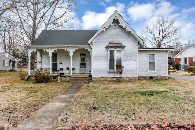 view of front of house featuring covered porch and a front lawn