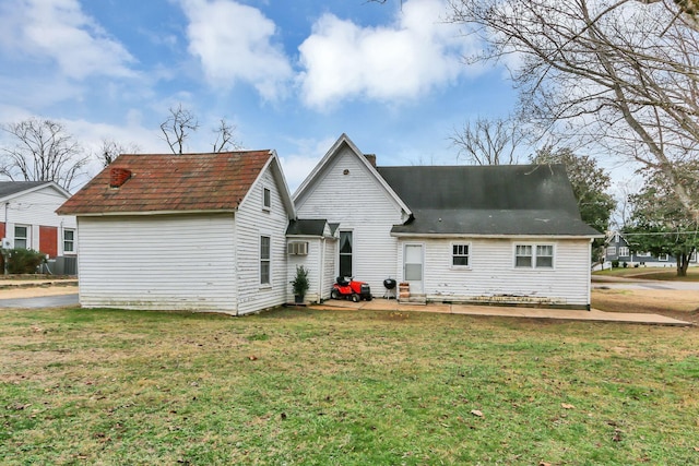 back of house featuring a lawn