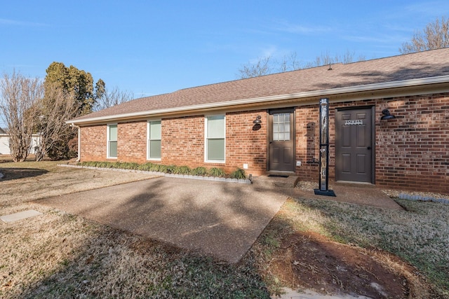 ranch-style house featuring a front lawn