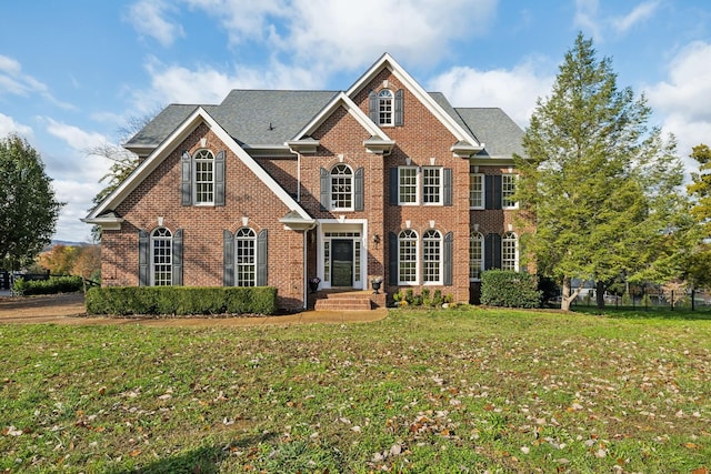 view of front of property featuring a front lawn