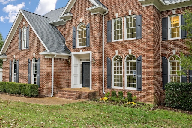 view of front facade with a front yard