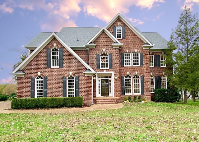 view of front of home featuring a lawn