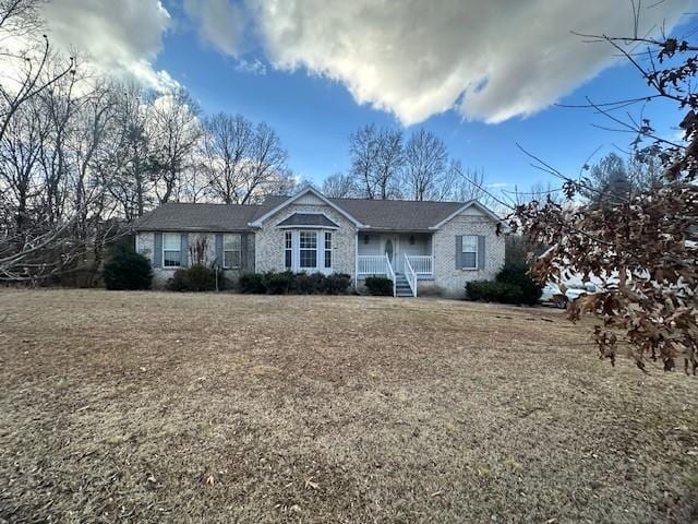 single story home with a front yard