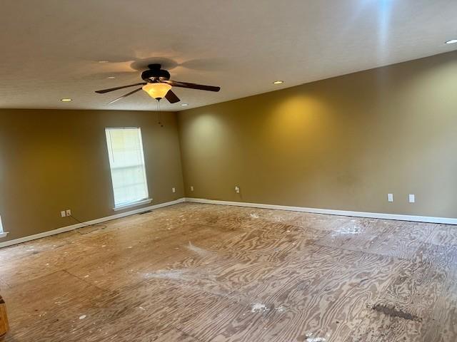 unfurnished room featuring ceiling fan