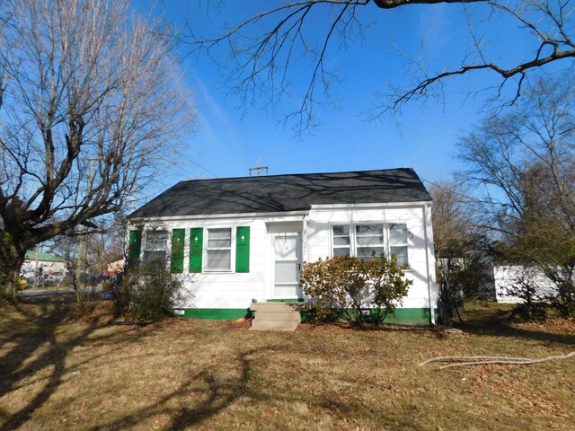 view of front facade with a front yard