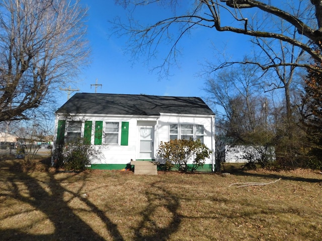 view of front facade with a front lawn