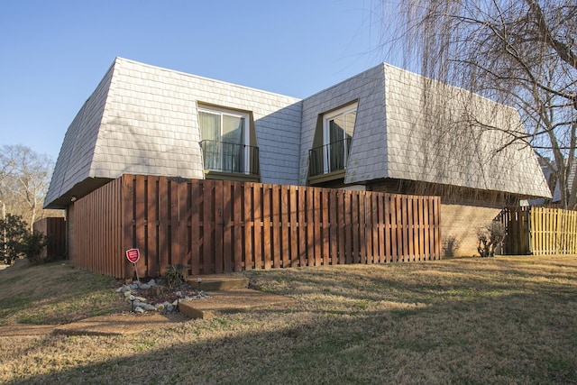 view of side of property featuring a lawn