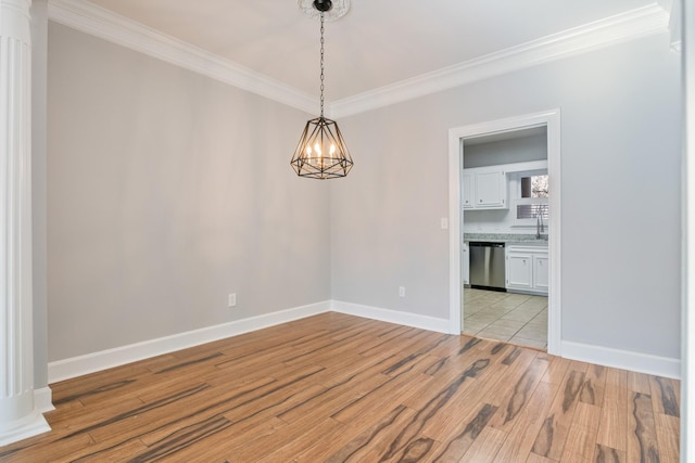 spare room with crown molding, sink, a chandelier, and light hardwood / wood-style flooring