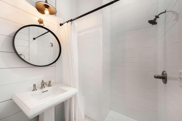 bathroom featuring a shower with curtain and sink