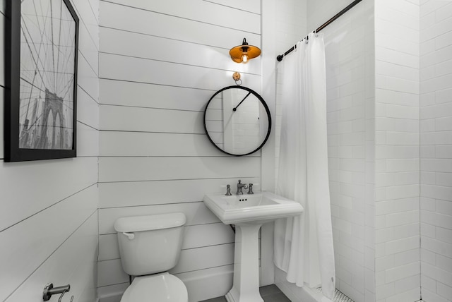 bathroom featuring toilet and a shower with shower curtain