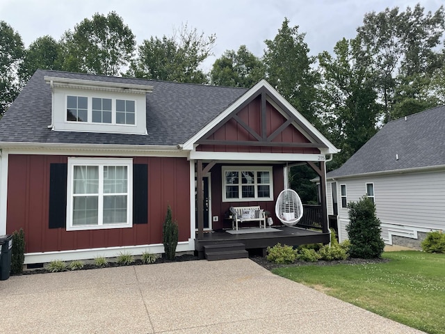 view of front of property with a porch and a front lawn