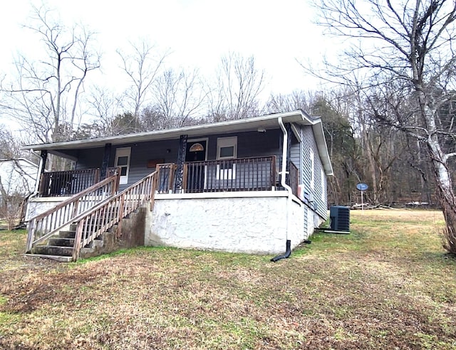 view of front of property featuring central AC and a front lawn