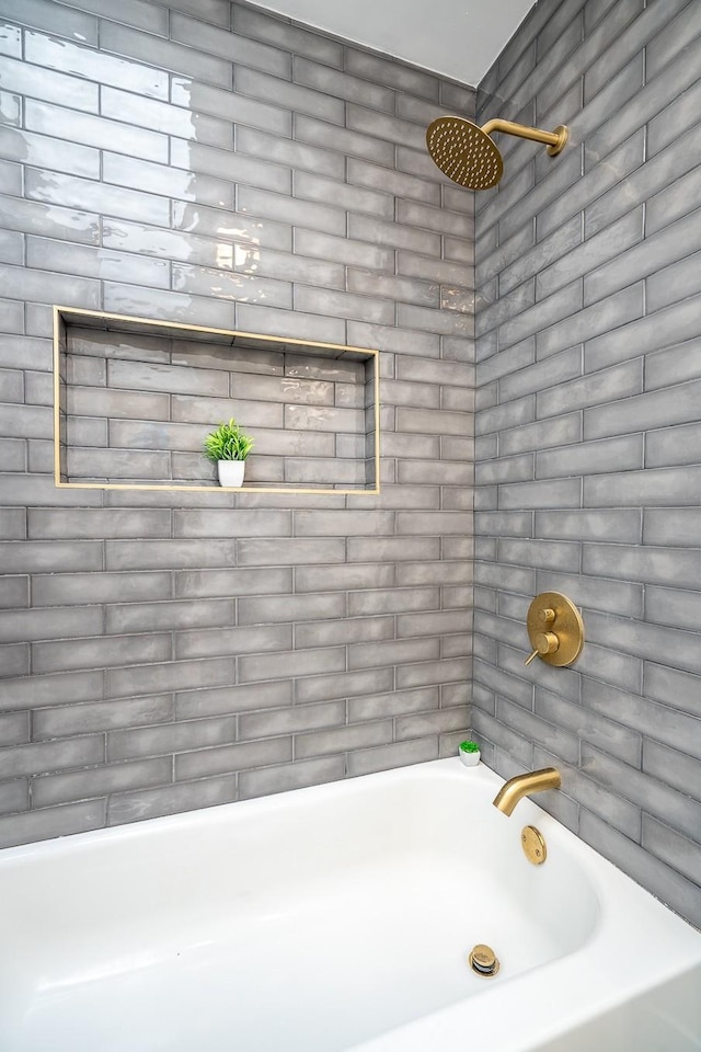 bathroom with tiled shower / bath combo