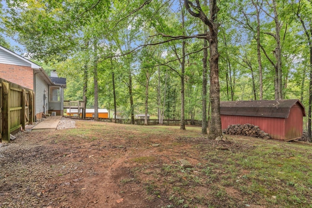 view of yard featuring a shed