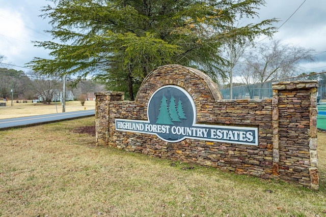 community / neighborhood sign with a yard