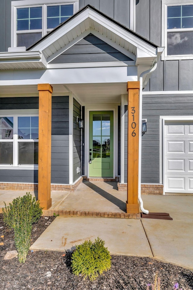 entrance to property featuring a porch