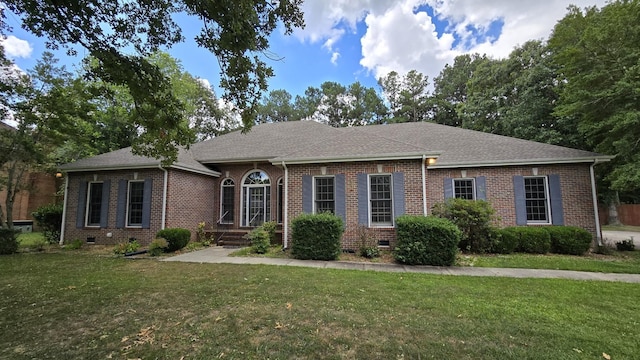 single story home with a front lawn