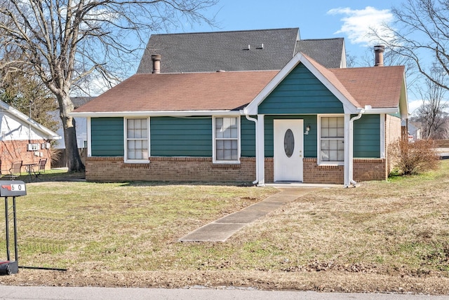 view of front of property featuring a front lawn