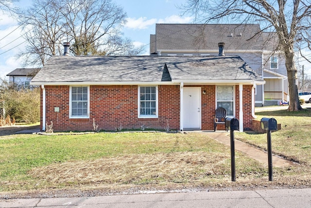 view of front facade featuring a front lawn