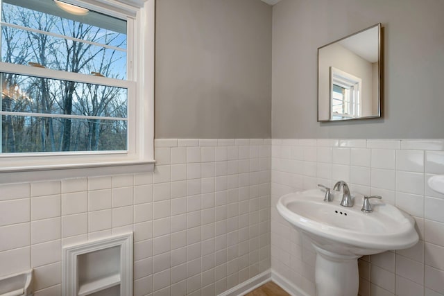 604 W 4th Ave, Hohenwald, TN 38462 - bathroom with tile walls
