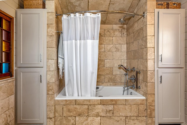 bathroom with shower / tub combo