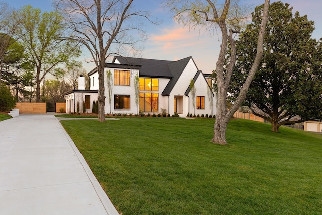 view of front of house featuring a yard