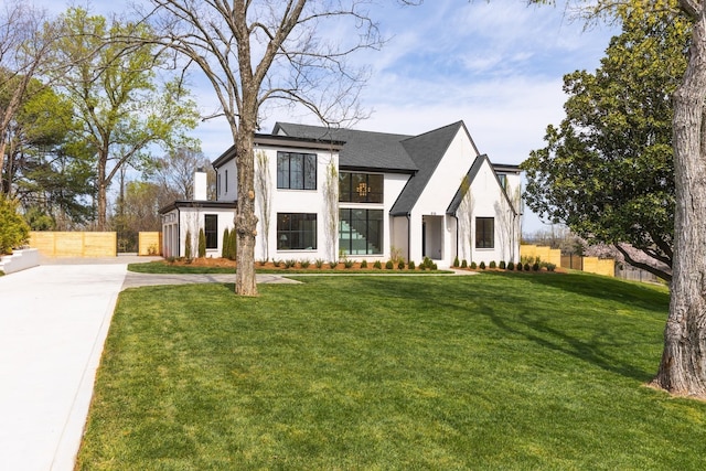 view of front of house featuring a front lawn