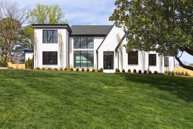 view of front of property featuring a front lawn