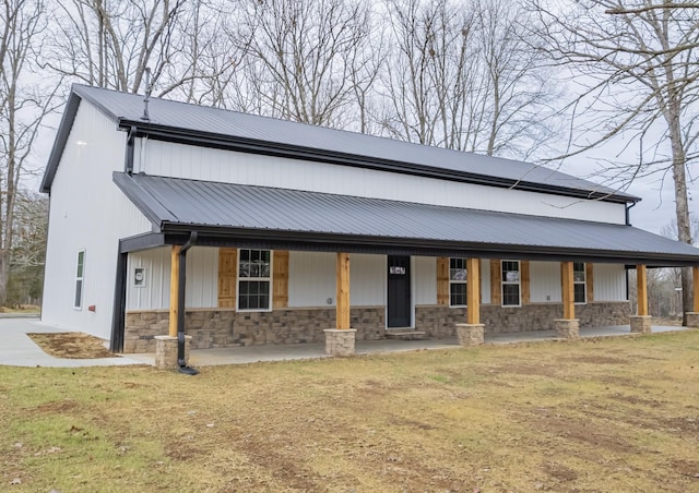 view of front facade featuring covered porch and a front lawn