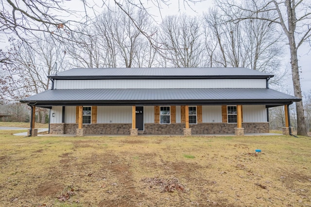 view of front of house with a front lawn