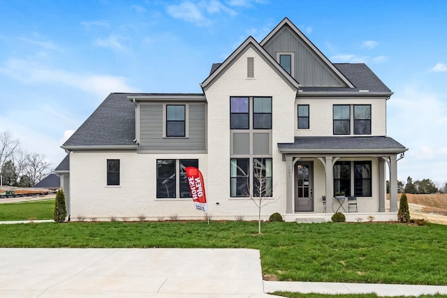 view of front of property featuring a front yard and covered porch