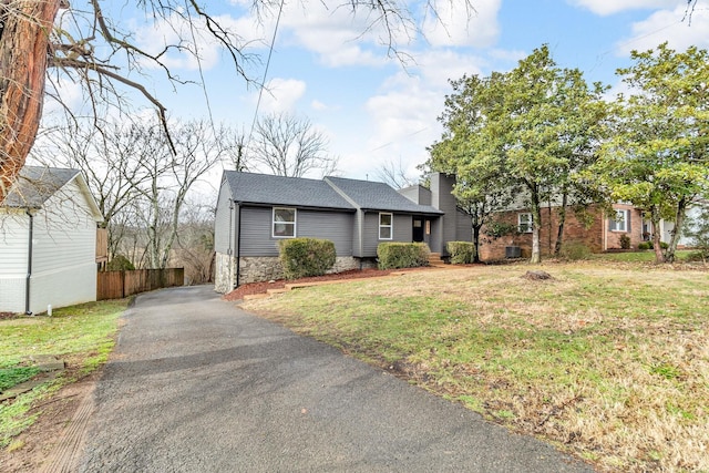 view of front of property featuring a front yard