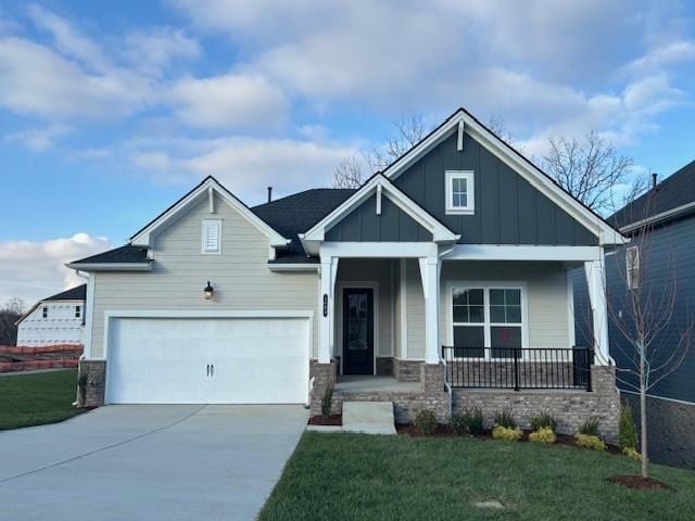 craftsman inspired home with a front lawn and covered porch