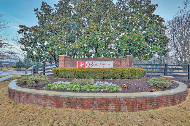 view of community / neighborhood sign