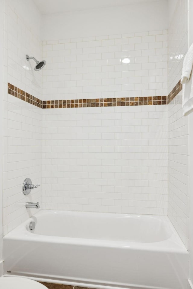 bathroom with tiled shower / bath