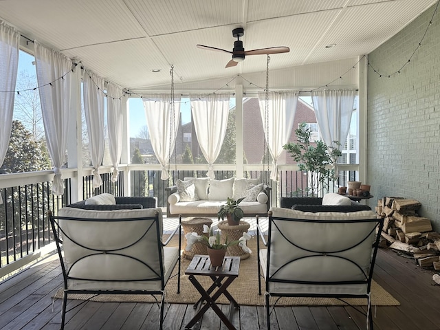 sunroom with ceiling fan