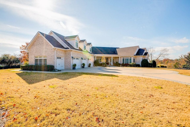 view of front facade with a garage and a front yard