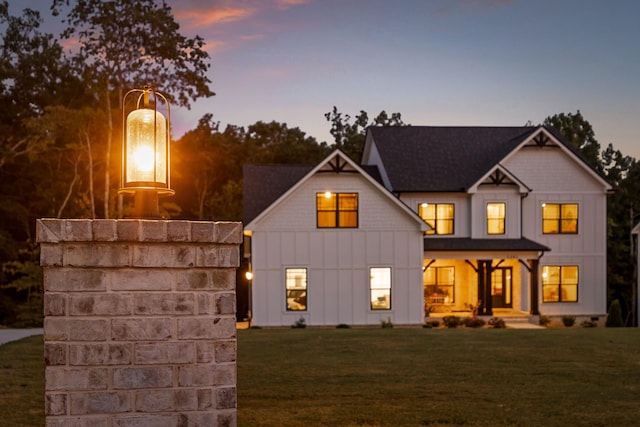 view of front of house featuring a lawn