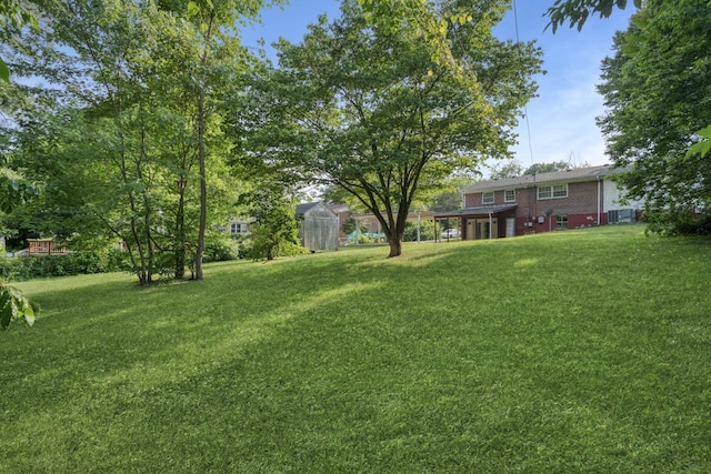 view of yard featuring an outdoor structure