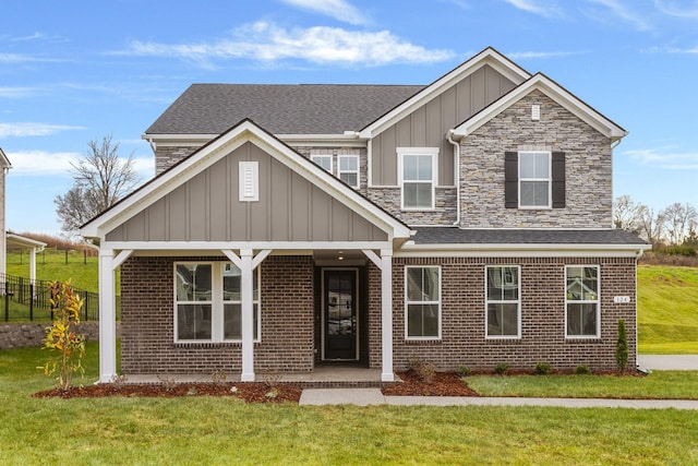 view of front of property featuring a front yard and covered porch