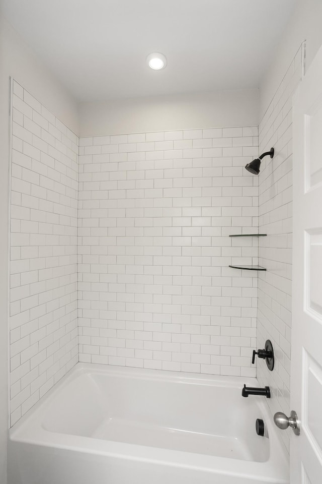 bathroom featuring tiled shower / bath combo