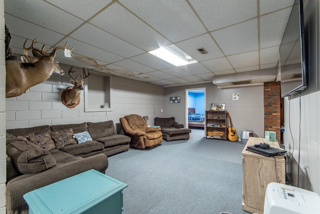 living room featuring a drop ceiling and carpet flooring